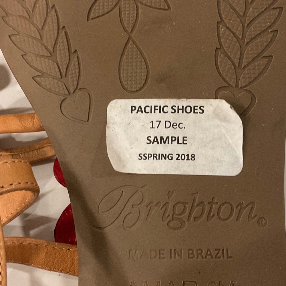 BRIGHTON Amar Flat T-Srap Thong Sandals Tan /Red Hearts Leather Size 6 NEW - Picture 4 of 7